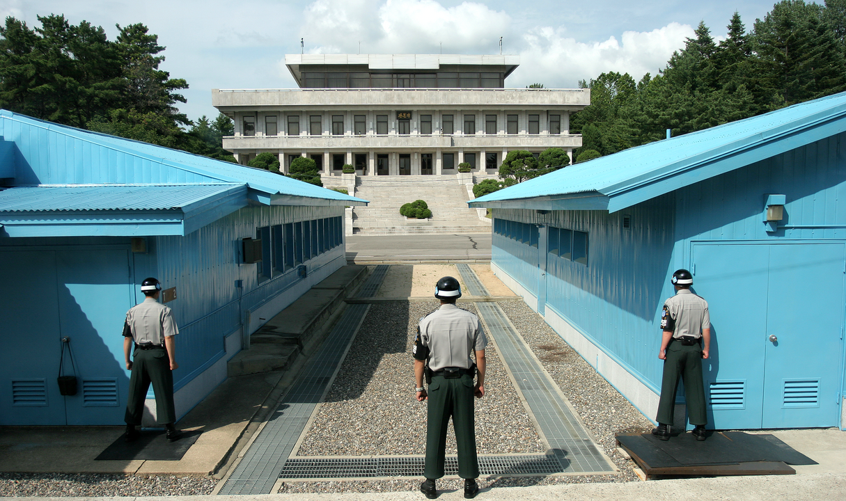 1215px-Panmunjeom_DMZ.png